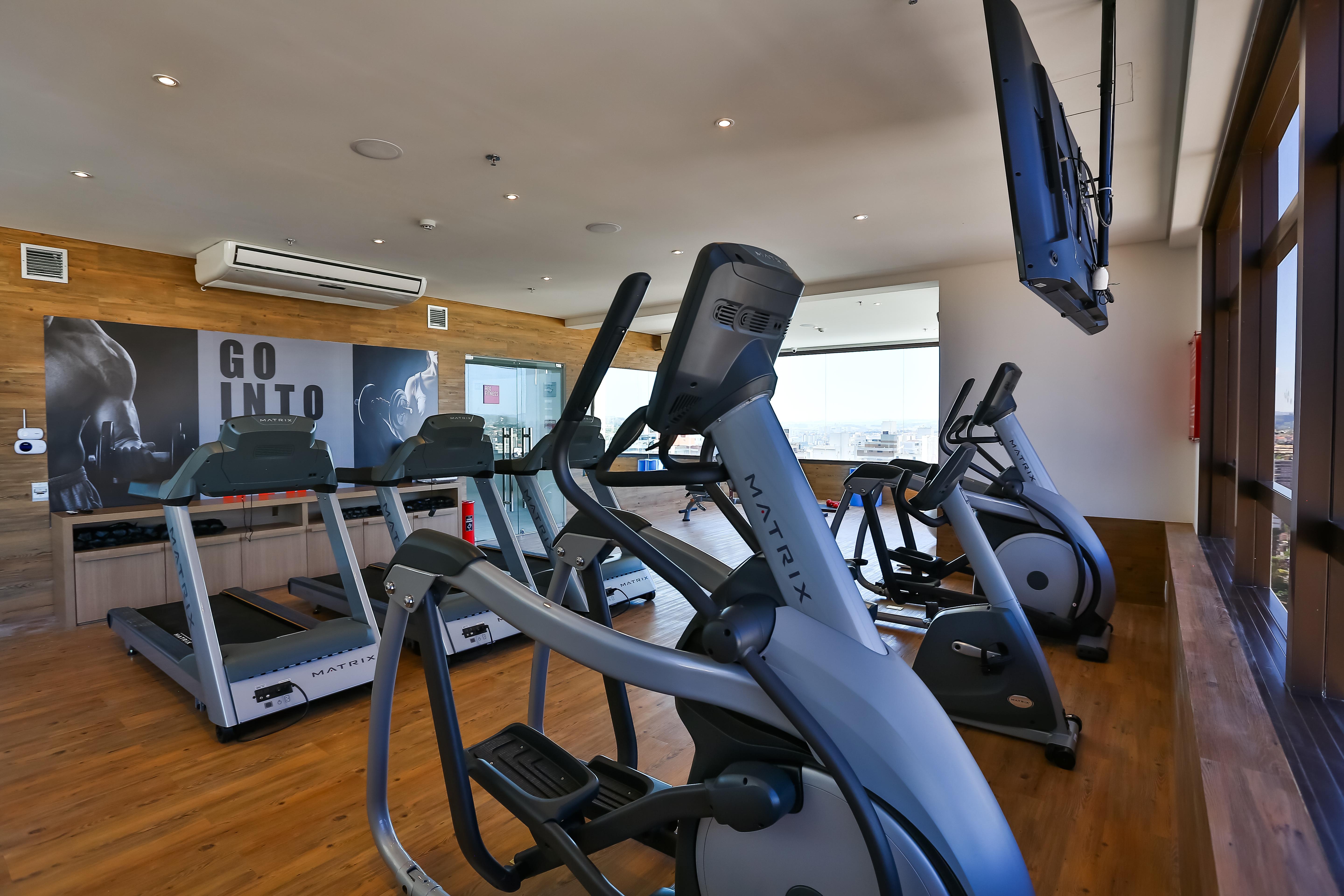 Radisson Red Campinas Hotel Ngoại thất bức ảnh A gym at a hotel