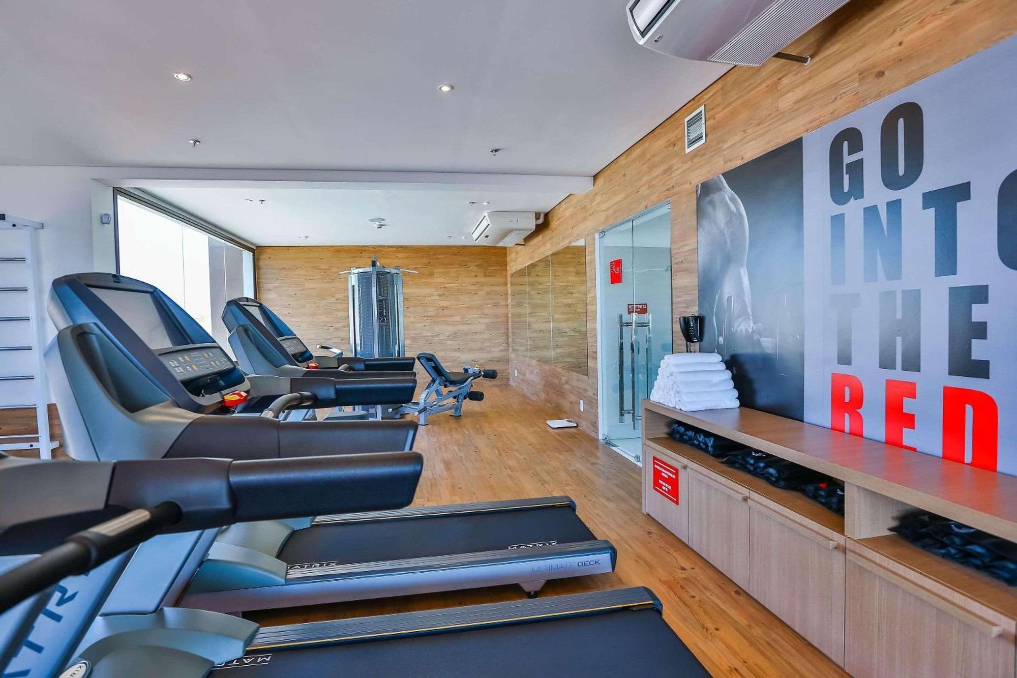 Radisson Red Campinas Hotel Ngoại thất bức ảnh The gym at the hotel